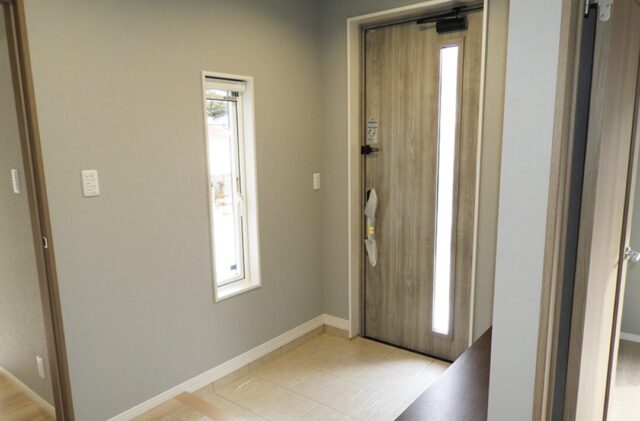 高い天井と機能美が調和する猫と暮らすコンパクトな平屋 - 向洋ハウジング - 玄関