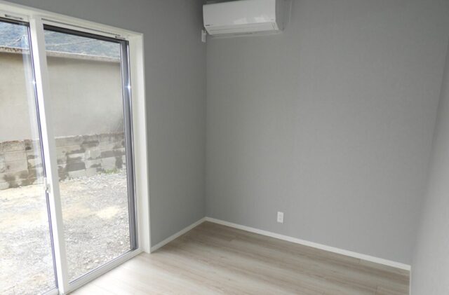 高い天井と機能美が調和する猫と暮らすコンパクトな平屋 - 向洋ハウジング - 洋室