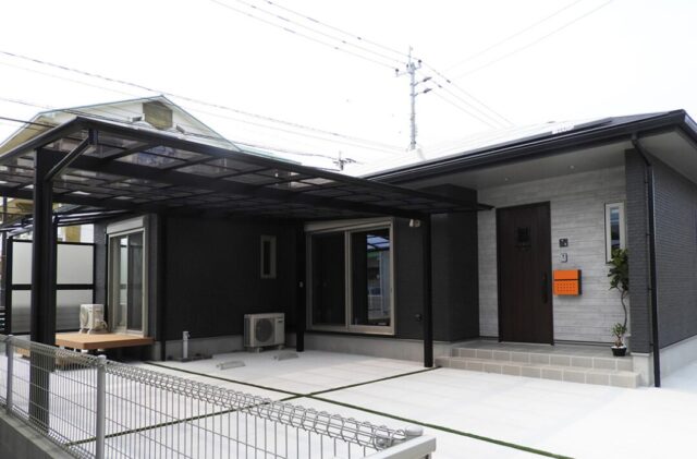 深い軒とウッドデッキが映える無駄を削ぎ落とした大人モダンな平屋 - 向洋ハウジング - 外観正面