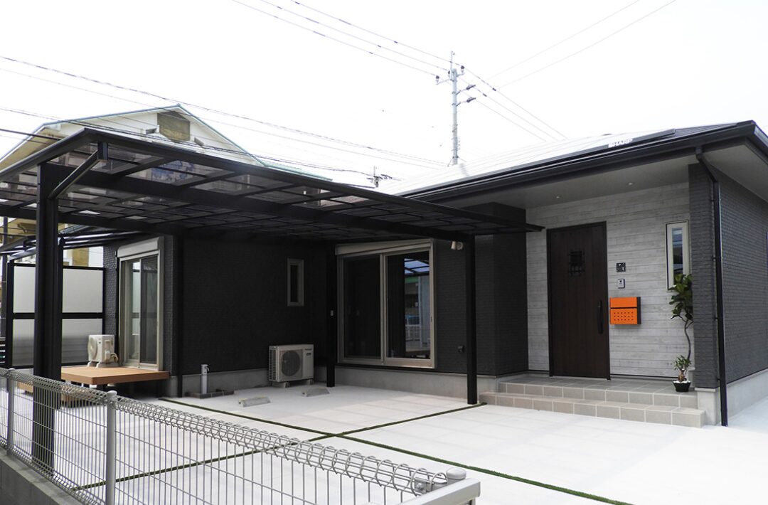 深い軒とウッドデッキが映える無駄を削ぎ落とした大人モダンな平屋