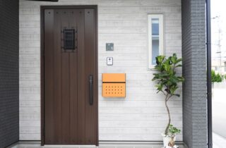 深い軒とウッドデッキが映える無駄を削ぎ落とした大人モダンな平屋 - 向洋ハウジング - 玄関