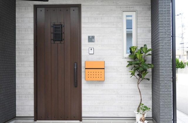 深い軒とウッドデッキが映える無駄を削ぎ落とした大人モダンな平屋 - 向洋ハウジング - 玄関