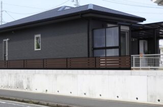 深い軒とウッドデッキが映える無駄を削ぎ落とした大人モダンな平屋 - 向洋ハウジング - 外観・外構