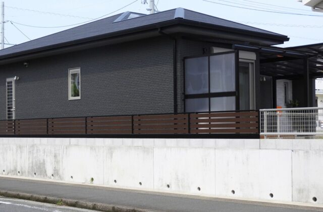 深い軒とウッドデッキが映える無駄を削ぎ落とした大人モダンな平屋 - 向洋ハウジング - 外観・外構