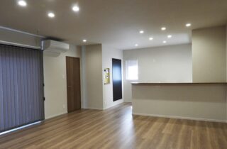 深い軒とウッドデッキが映える無駄を削ぎ落とした大人モダンな平屋 - 向洋ハウジング - LDK