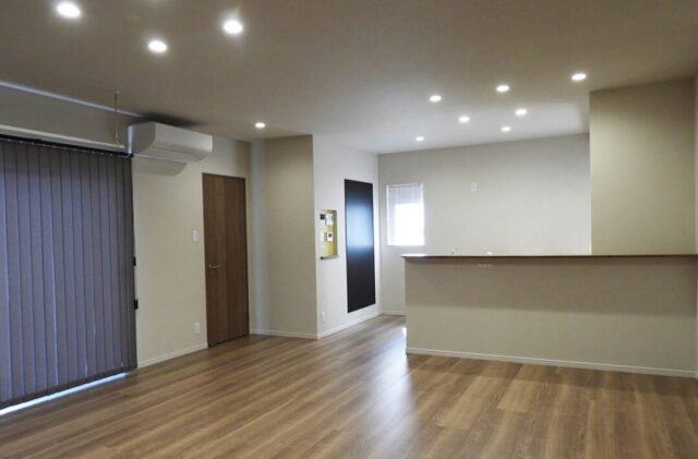 深い軒とウッドデッキが映える無駄を削ぎ落とした大人モダンな平屋 - 向洋ハウジング - LDK