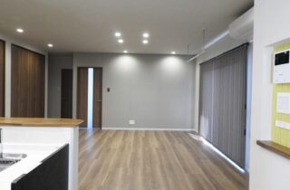 深い軒とウッドデッキが映える無駄を削ぎ落とした大人モダンな平屋 - 向洋ハウジング - リビング・ダイニング