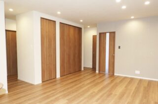 深い軒とウッドデッキが映える無駄を削ぎ落とした大人モダンな平屋 - 向洋ハウジング - リビング