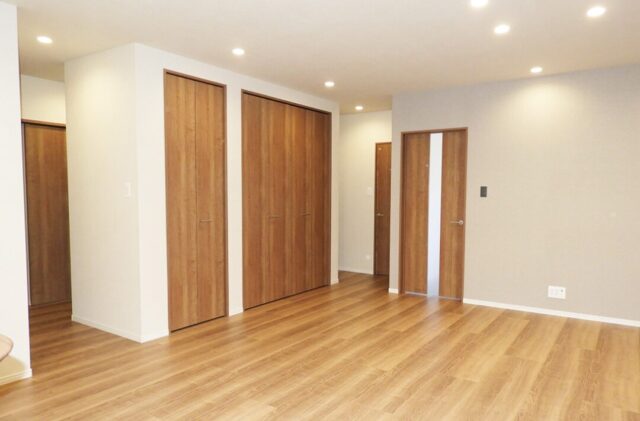 深い軒とウッドデッキが映える無駄を削ぎ落とした大人モダンな平屋 - 向洋ハウジング - リビング