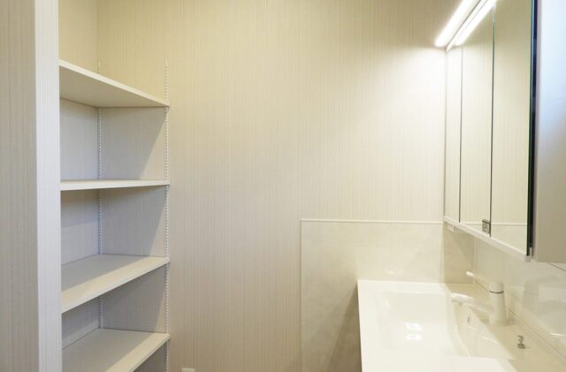 深い軒とウッドデッキが映える無駄を削ぎ落とした大人モダンな平屋 - 向洋ハウジング - 洗面台