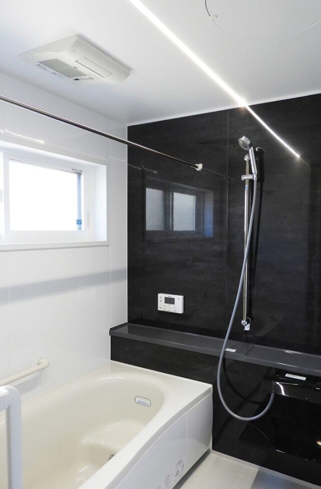 深い軒とウッドデッキが映える無駄を削ぎ落とした大人モダンな平屋 - 向洋ハウジング - 浴室