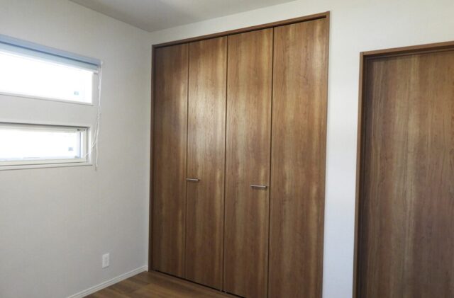 深い軒とウッドデッキが映える無駄を削ぎ落とした大人モダンな平屋 - 向洋ハウジング - 洋室