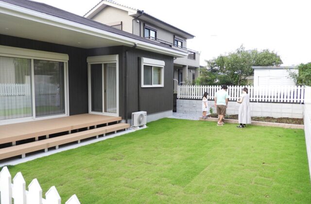 26帖の大空間LDKとウッドデッキが広がる白が映える開放的な平屋 - 向洋ハウジング - 庭