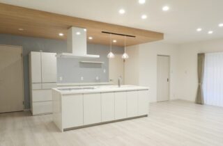 26帖の大空間LDKとウッドデッキが広がる白が映える開放的な平屋 - 向洋ハウジング - LDK