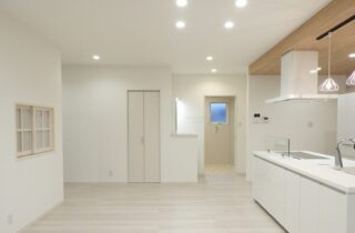 26帖の大空間LDKとウッドデッキが広がる白が映える開放的な平屋 - 向洋ハウジング - キッチン・ダイニング