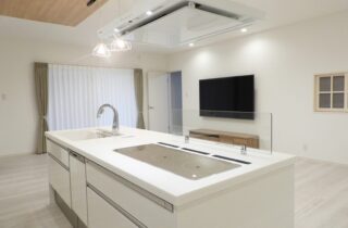 26帖の大空間LDKとウッドデッキが広がる白が映える開放的な平屋 - 向洋ハウジング - キッチン