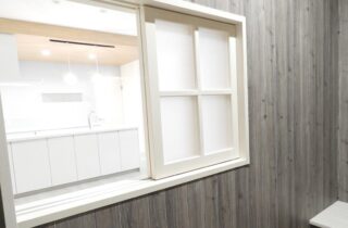 26帖の大空間LDKとウッドデッキが広がる白が映える開放的な平屋 - 向洋ハウジング - 室内小窓