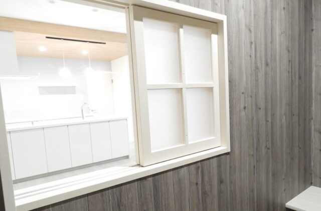 26帖の大空間LDKとウッドデッキが広がる白が映える開放的な平屋 - 向洋ハウジング - 室内小窓