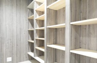 26帖の大空間LDKとウッドデッキが広がる白が映える開放的な平屋 - 向洋ハウジング - 収納