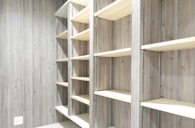 26帖の大空間LDKとウッドデッキが広がる白が映える開放的な平屋 - 向洋ハウジング - 収納