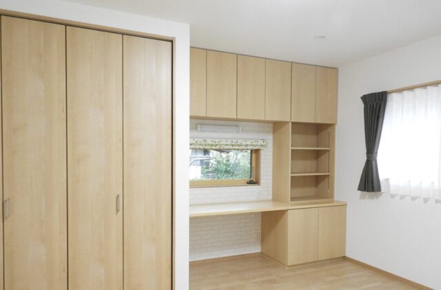 26帖の大空間LDKとウッドデッキが広がる白が映える開放的な平屋 - 向洋ハウジング - 洋室