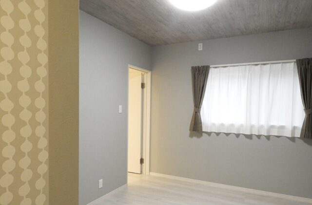 26帖の大空間LDKとウッドデッキが広がる白が映える開放的な平屋 - 向洋ハウジング - 洋室