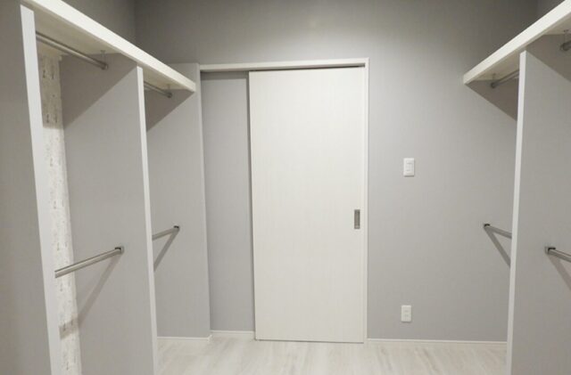 26帖の大空間LDKとウッドデッキが広がる白が映える開放的な平屋 - 向洋ハウジング - WIC