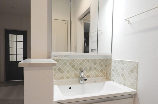 26帖の大空間LDKとウッドデッキが広がる白が映える開放的な平屋 - 向洋ハウジング - 洗面台