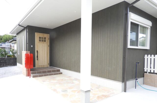 26帖の大空間LDKとウッドデッキが広がる白が映える開放的な平屋 - 向洋ハウジング - 玄関外構