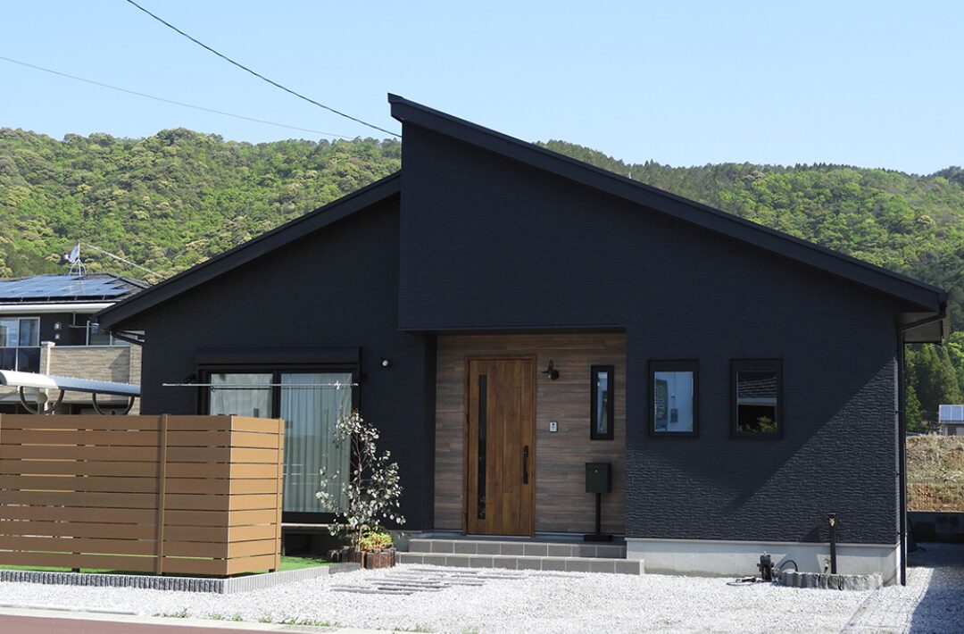 招き屋根とブラック外壁の重厚な佇まいと子育てを支える機能性が調和する平屋