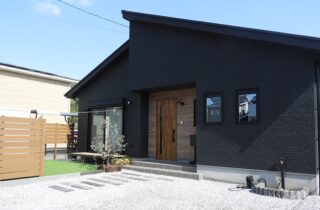 招き屋根とブラック外壁の重厚な佇まいと子育てを支える機能性が調和する平屋 - 向洋ハウジング - 外観・外構