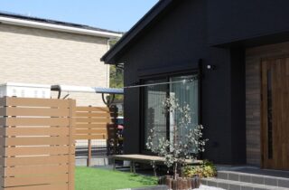 招き屋根とブラック外壁の重厚な佇まいと子育てを支える機能性が調和する平屋 - 向洋ハウジング - 庭