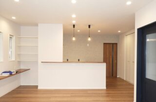 招き屋根とブラック外壁の重厚な佇まいと子育てを支える機能性が調和する平屋 - 向洋ハウジング - LDK