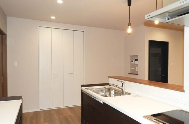 招き屋根とブラック外壁の重厚な佇まいと子育てを支える機能性が調和する平屋 - 向洋ハウジング - キッチン