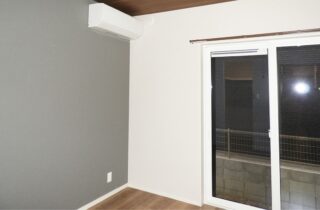 招き屋根とブラック外壁の重厚な佇まいと子育てを支える機能性が調和する平屋 - 向洋ハウジング - 洋室