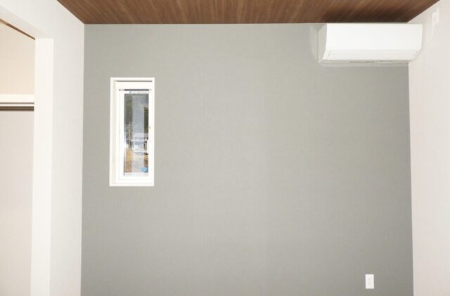 招き屋根とブラック外壁の重厚な佇まいと子育てを支える機能性が調和する平屋 - 向洋ハウジング - 洋室・WIC