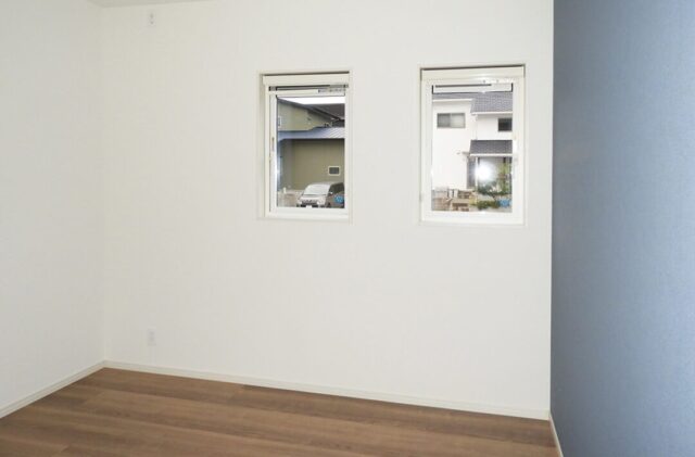 招き屋根とブラック外壁の重厚な佇まいと子育てを支える機能性が調和する平屋 - 向洋ハウジング - 洋室