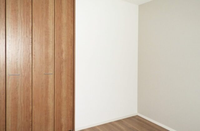 招き屋根とブラック外壁の重厚な佇まいと子育てを支える機能性が調和する平屋 - 向洋ハウジング - 洋室・クローゼット