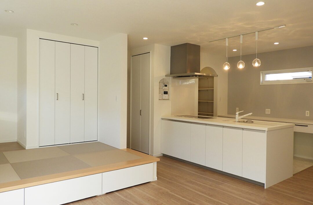 黒のガルバリウムに木のアクセントが映える豊富な収納を備えたモダンな平屋