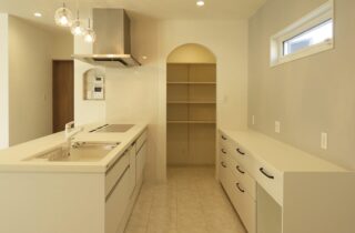 黒のガルバリウムに木のアクセントが映える豊富な収納を備えたモダンな平屋 - 向洋ハウジング - キッチン収納