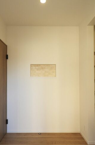 黒のガルバリウムに木のアクセントが映える豊富な収納を備えたモダンな平屋 - 向洋ハウジング - ニッチ