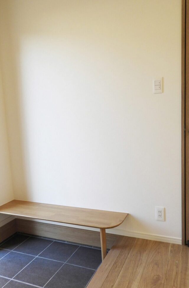 黒のガルバリウムに木のアクセントが映える豊富な収納を備えたモダンな平屋 - 向洋ハウジング - 玄関