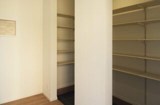 黒のガルバリウムに木のアクセントが映える豊富な収納を備えたモダンな平屋 - 向洋ハウジング - 玄関収納