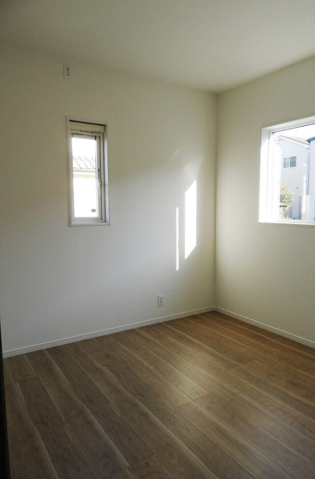 黒のガルバリウムに木のアクセントが映える豊富な収納を備えたモダンな平屋 - 向洋ハウジング - 洋室