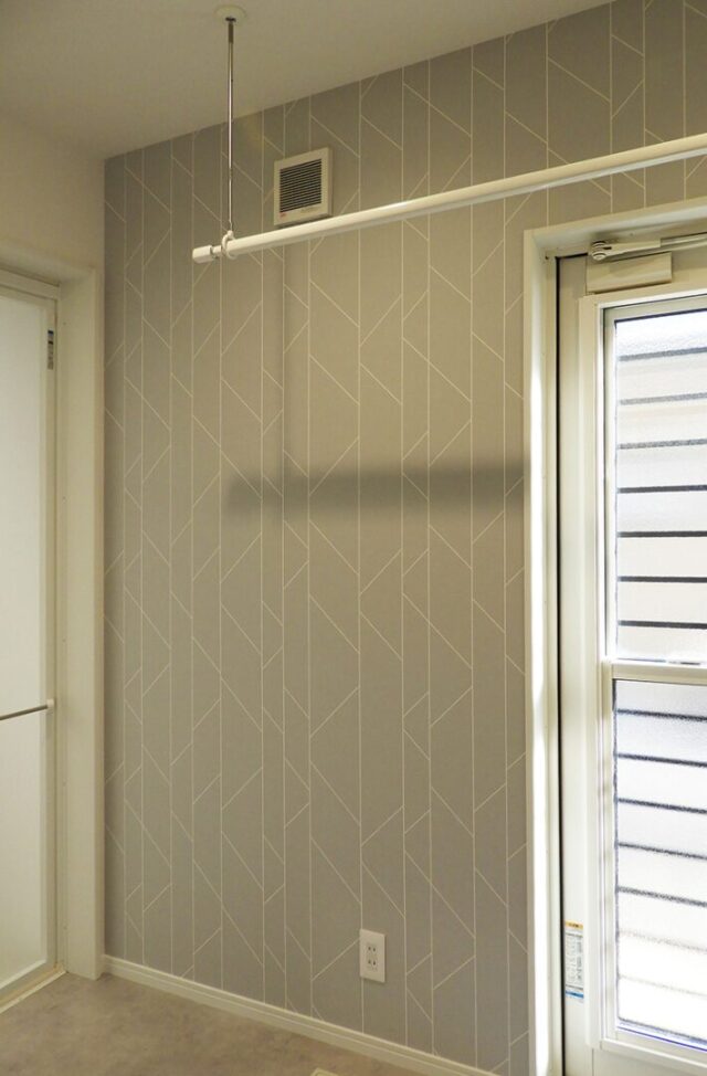 黒のガルバリウムに木のアクセントが映える豊富な収納を備えたモダンな平屋 - 向洋ハウジング - 脱衣・ランドリールーム