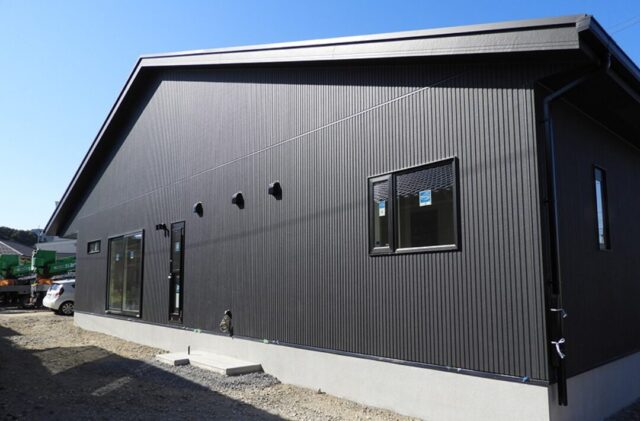 黒のガルバリウムに木のアクセントが映える豊富な収納を備えたモダンな平屋 - 向洋ハウジング - 外観