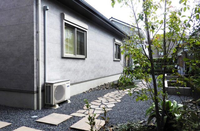 石貼りの小路とシャープなフォルムが目を惹く洗練されたアーバンモダンの2階建て - 向洋ハウジング - 外観・外構