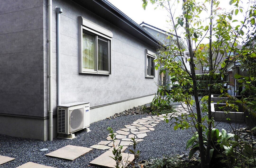 石貼りの小路とシャープなフォルムが目を惹く洗練されたアーバンモダンの2階建て