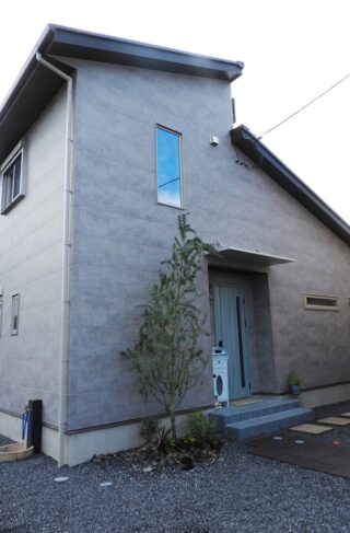 石貼りの小路とシャープなフォルムが目を惹く洗練されたアーバンモダンの2階建て - 向洋ハウジング - 外観正面