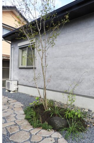 石貼りの小路とシャープなフォルムが目を惹く洗練されたアーバンモダンの2階建て - 向洋ハウジング - 外構